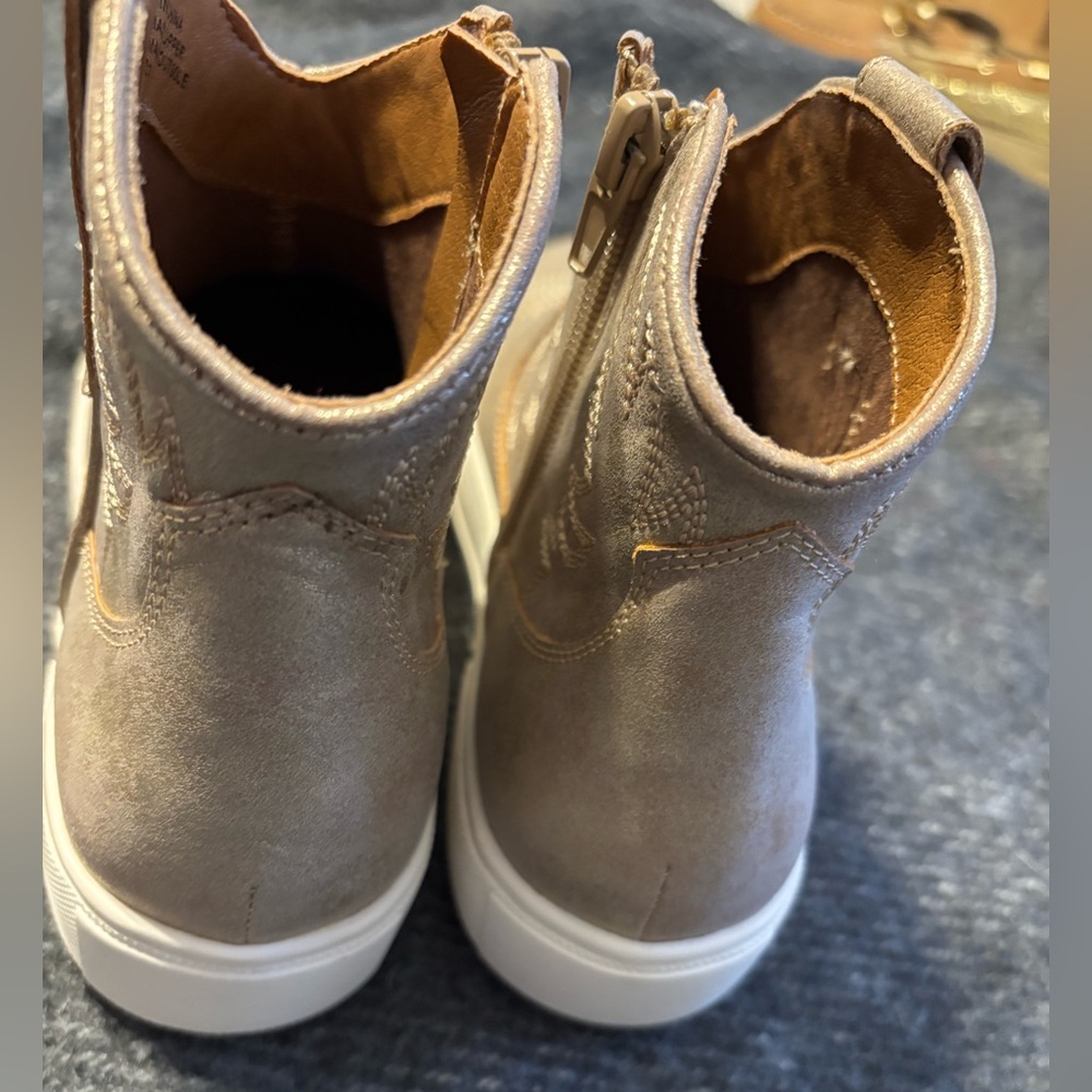 Very Volatile Los Angeles Cowgirl Sneaker Bootie Size 7 - Picture 3 of 12